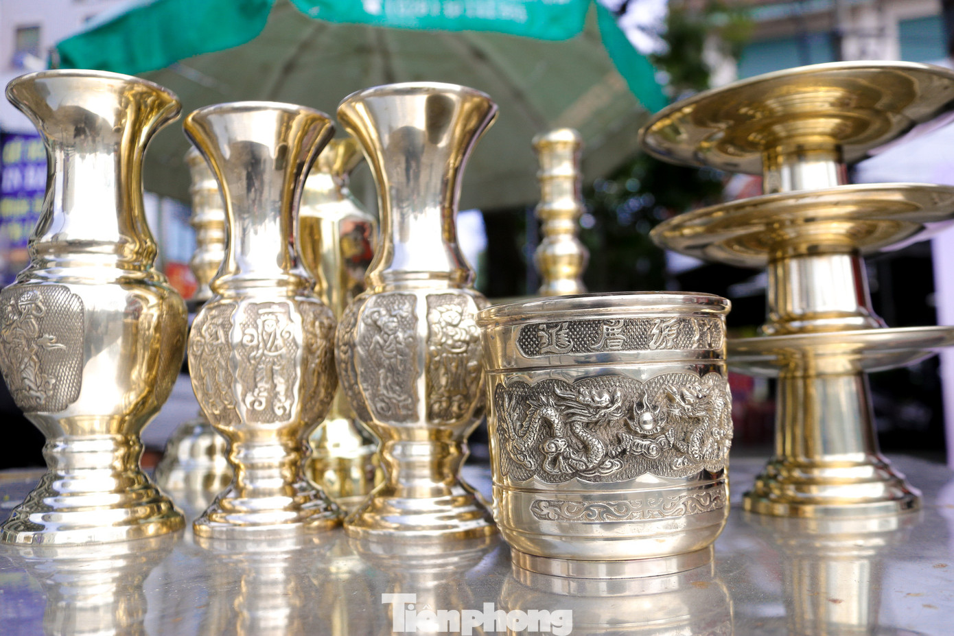 Những bộ lư đồng bóng loáng sau khi được thay áo mới. Những bộ lư đồng bóng loáng sau khi được thay áo mới.