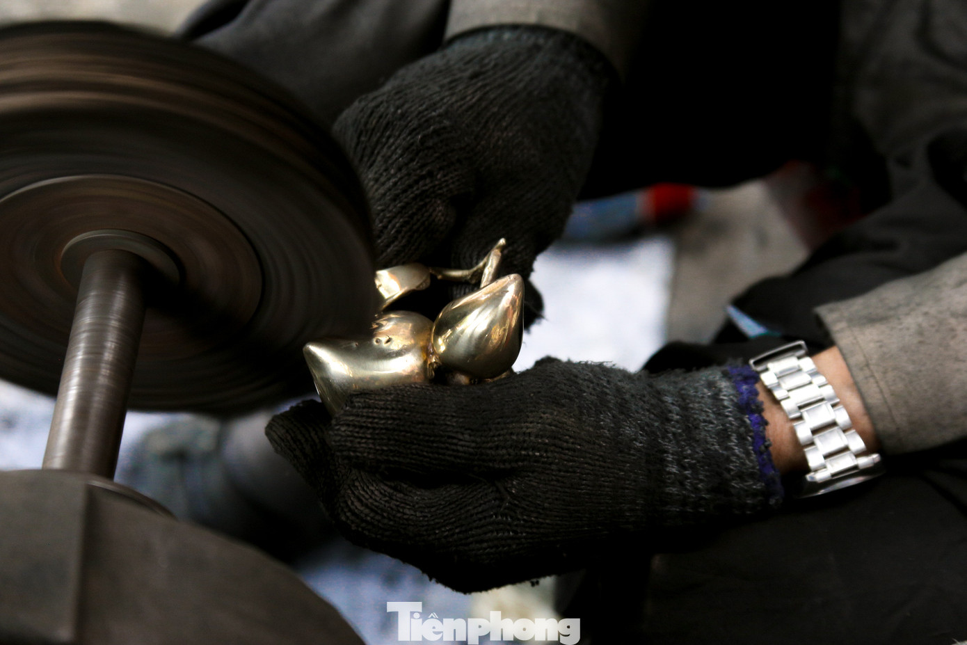 Thời điểm cận Tết, ông Phước làm từ sáng sớm đến tối muộn để kịp giao cho khách. Thời điểm cận Tết, ông Phước làm từ sáng sớm đến tối muộn để kịp giao cho khách.