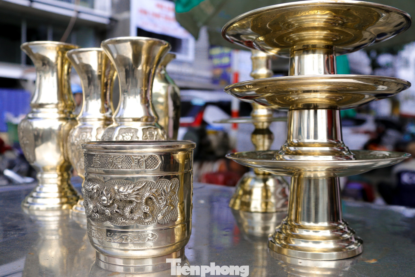 Những bộ lư đồng bóng loáng sau khi được thay áo mới. Những bộ lư đồng bóng loáng sau khi được thay áo mới.