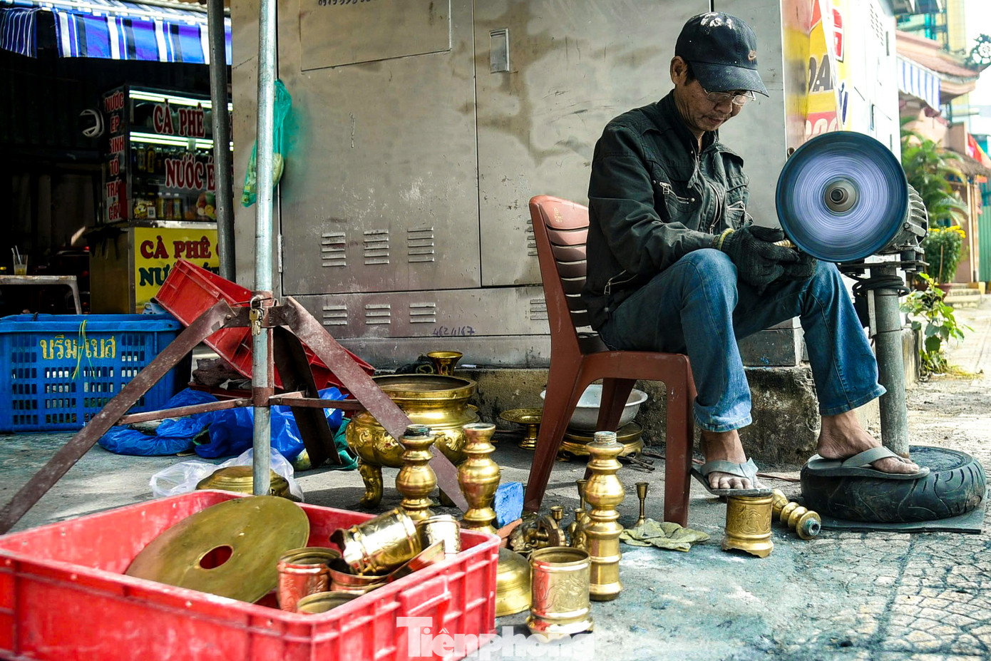 Mỗi ngày cao điểm, ông kiếm cả triệu đồng nhờ vào việc đánh bóng lư đồng. Mỗi ngày cao điểm, ông kiếm cả triệu đồng nhờ vào việc đánh bóng lư đồng.