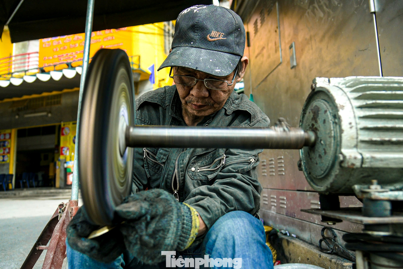 Trong góc nhỏ nằm trên đường Nguyễn Văn Linh những ngày này, ông Nguyễn Công Vinh (trú ở quận Hải Châu) cũng tất bật đánh bóng lư đồng cho khách dịp Tết. Trong góc nhỏ nằm trên đường Nguyễn Văn Linh những ngày này, ông Nguyễn Công Vinh (trú ở quận Hải Châu) cũng tất bật đánh bóng lư đồng cho khách dịp Tết.