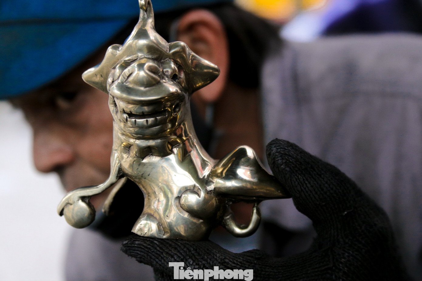 Ông Phước cho biết, công việc "thay áo mới" cho lư đồng được thực hiện quanh năm. Tuy nhiên, dịp cận Tết là lúc cao điểm nhất, mỗi ngày ông có thể kiếm vài triệu đồng. Ông Phước cho biết, công việc "thay áo mới" cho lư đồng được thực hiện quanh năm. Tuy nhiên, dịp cận Tết là lúc cao điểm nhất, mỗi ngày ông có thể kiếm vài triệu đồng.