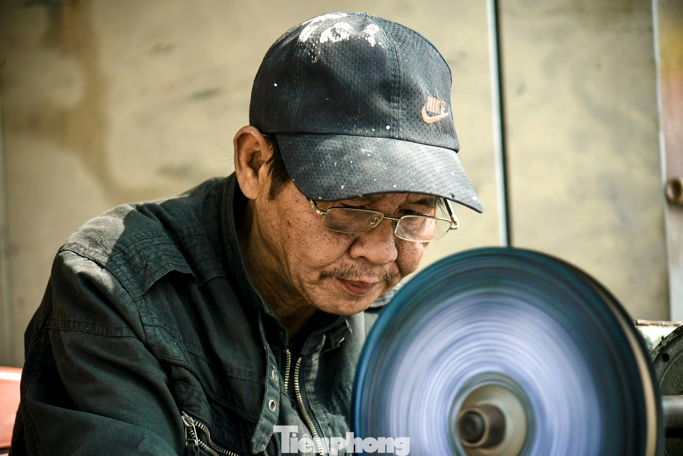 Ông cho biết, từ đầu tháng Chạp, ông phải làm liên tục ngày đêm, vì gần Tết người đặt làm nhiều. Đánh bóng mỗi bộ lư đồng dao động từ 200.000 - 500.000 đồng tùy vào kích thước và số lượng hoa văn. Ông cho biết, từ đầu tháng Chạp, ông phải làm liên tục ngày đêm, vì gần Tết người đặt làm nhiều. Đánh bóng mỗi bộ lư đồng dao động từ 200.000 - 500.000 đồng tùy vào kích thước và số lượng hoa văn.