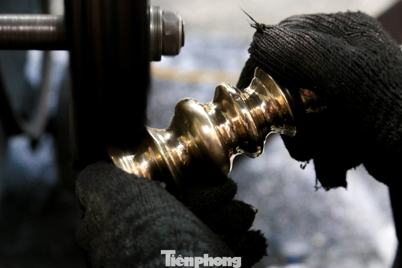 Thời điểm cận Tết, ông Phước làm từ sáng sớm đến tối muộn để kịp giao cho khách. Thời điểm cận Tết, ông Phước làm từ sáng sớm đến tối muộn để kịp giao cho khách.