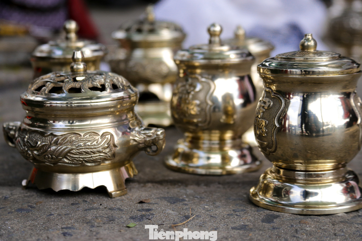 Những bộ lư đồng bóng loáng sau khi được thay áo mới. Những bộ lư đồng bóng loáng sau khi được thay áo mới.