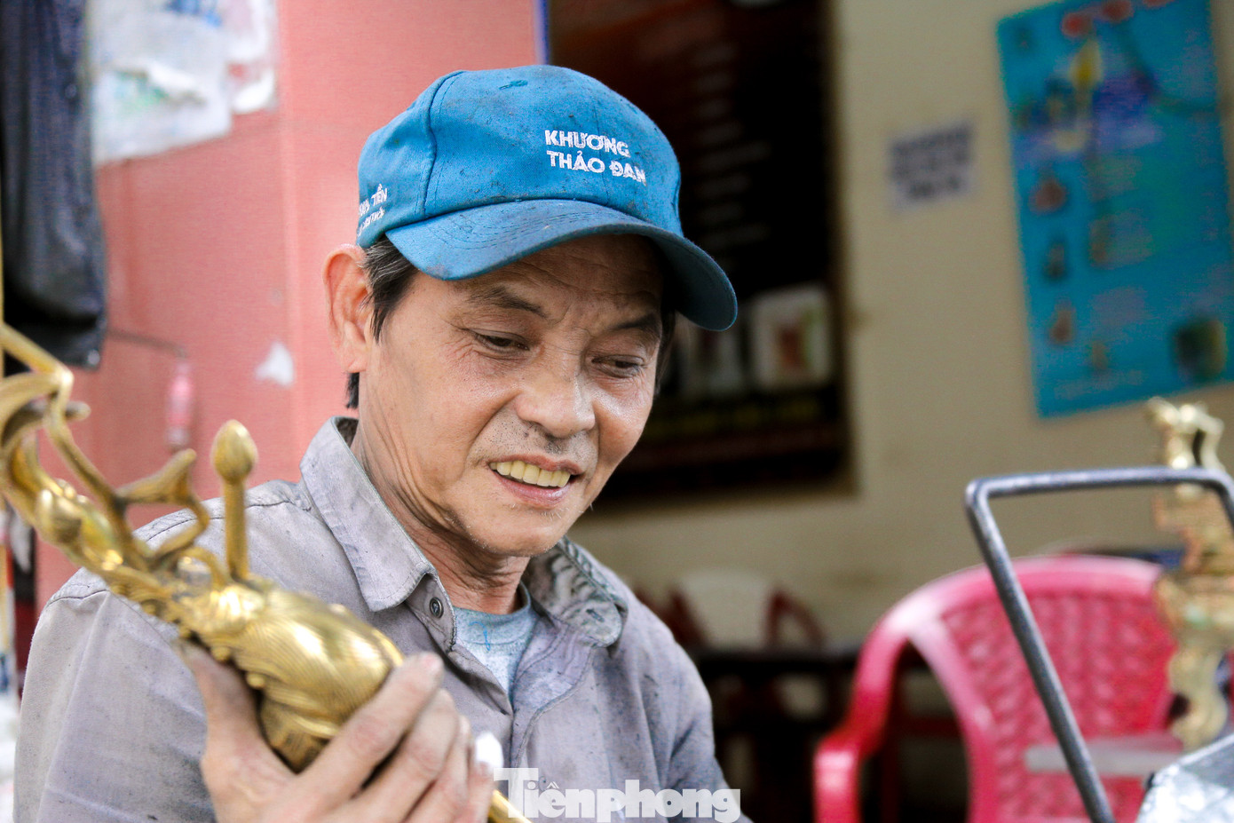 Vào dịp lễ, Tết các gia đình tất bật dọn dẹp nhà cửa, sửa soạn, trang trí bàn thờ gia tiên, thì cũng là mùa "thu hoạch" đối với những người thợ đánh bóng lư đồng ở Đà Nẵng. Vào dịp lễ, Tết các gia đình tất bật dọn dẹp nhà cửa, sửa soạn, trang trí bàn thờ gia tiên, thì cũng là mùa "thu hoạch" đối với những người thợ đánh bóng lư đồng ở Đà Nẵng.