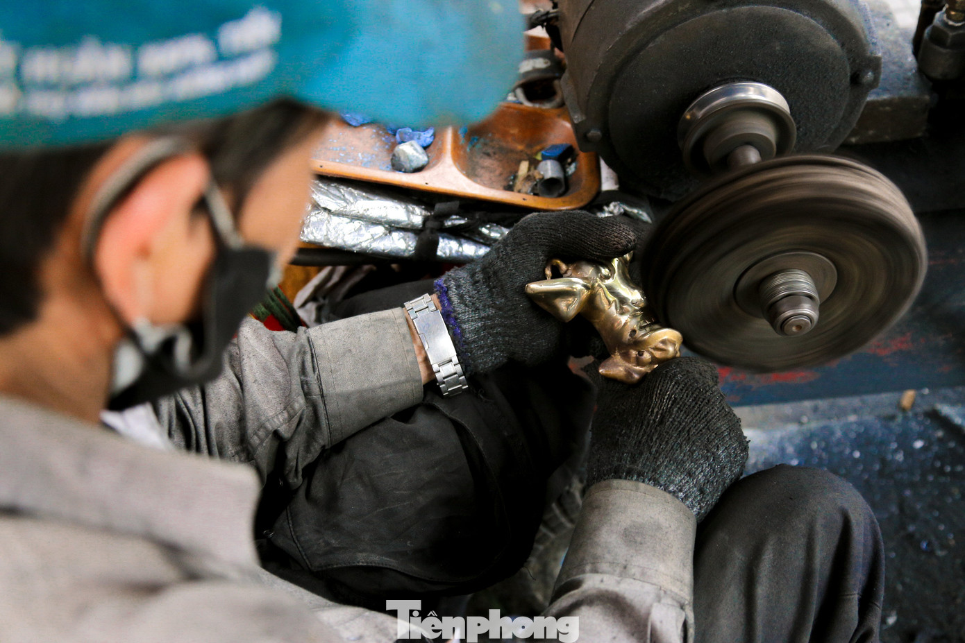 Theo ông Phước, công việc "thay áo mới" cho lư đồng đòi hỏi sự tỉ mỉ, khéo léo và kiên nhẫn. Người thợ trước tiên phải tháo rời từng bộ phận, làm sạch bụi bẩn bằng nước và hóa chất chuyên dụng, dùng giấy nhám để chà đi các lớp gỉ sét. Sau đó đánh bóng bằng bột xi đồng để khôi phục lại độ sáng bóng tự nhiên. Theo ông Phước, công việc "thay áo mới" cho lư đồng đòi hỏi sự tỉ mỉ, khéo léo và kiên nhẫn. Người thợ trước tiên phải tháo rời từng bộ phận, làm sạch bụi bẩn bằng nước và hóa chất chuyên dụng, dùng giấy nhám để chà đi các lớp gỉ sét. Sau đó đánh bóng bằng bột xi đồng để khôi phục lại độ sáng bóng tự nhiên.