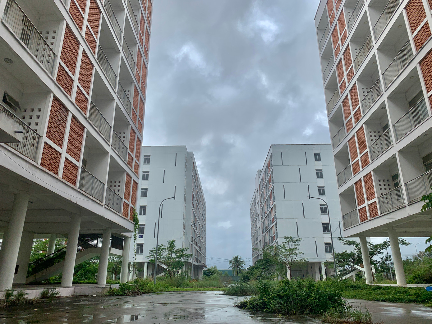 Theo nhân viên bảo vệ tòa nhà, ngoại trừ thời điểm dùng làm bệnh viện dã chiến điều trị cho các bệnh nhân COVID-19, đến nay 2 dự án vẫn đang bỏ hoang. Hiện có 4 bảo vệ chia làm 2 ca để trông coi khu ký túc xá. Theo nhân viên bảo vệ tòa nhà, ngoại trừ thời điểm dùng làm bệnh viện dã chiến điều trị cho các bệnh nhân COVID-19, đến nay 2 dự án vẫn đang bỏ hoang. Hiện có 4 bảo vệ chia làm 2 ca để trông coi khu ký túc xá.