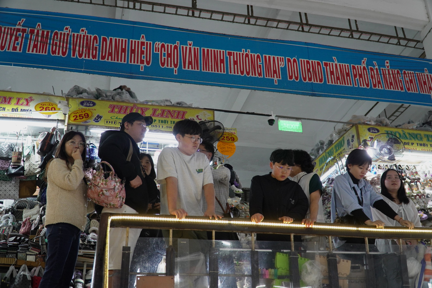 Ban quản lý chợ cho hay thường xuyên quán triệt các tiểu thương giữ vững danh hiệu "Chợ văn minh thương mại", bán hàng không chặt chém, có thái độ thân thiện với khách, đồng thời khích lệ học thêm một số ngoại ngữ để giao tiếp với khách quốc tế tốt hơn. Ảnh: Thanh Hiền.