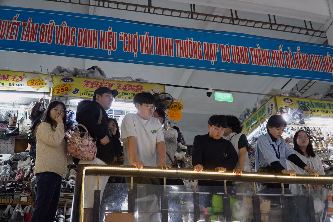 Ban quản lý chợ cho hay thường xuyên quán triệt các tiểu thương giữ vững danh hiệu "Chợ văn minh thương mại", bán hàng không chặt chém, có thái độ thân thiện với khách, đồng thời khích lệ học thêm một số ngoại ngữ để giao tiếp với khách quốc tế tốt hơn. Ảnh: Thanh Hiền.
