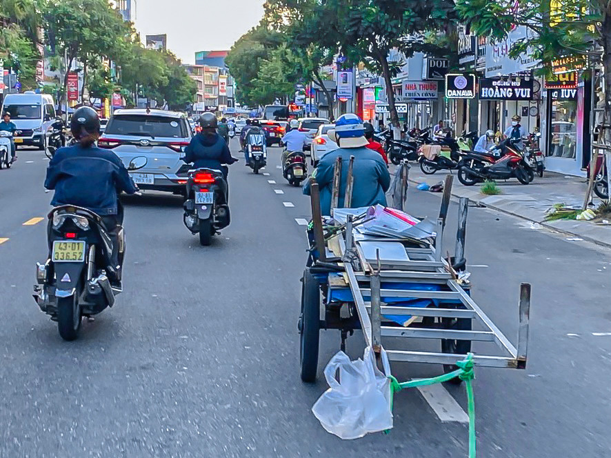 Nhiều xe chở sắt thép dài nguy hiểm, dễ gây ra tai nạn cho người đi đường.