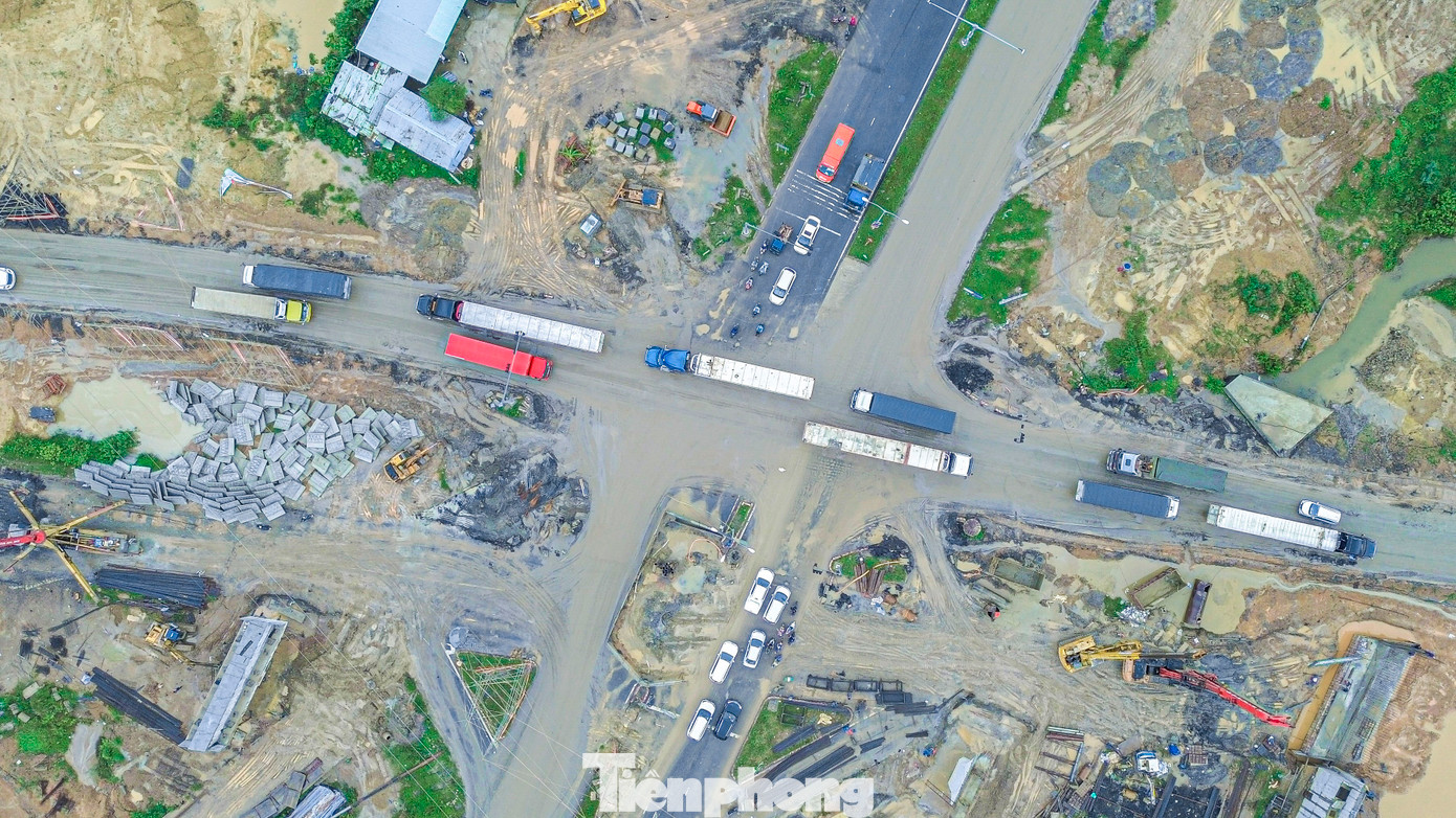 Trong giai đoạn 1, cao tốc Hòa Liên - Túy Loan sẽ có 4 làn xe, nền đường rộng 22 m. Giai đoạn hoàn chỉnh sẽ nâng cấp lên 6 làn xe với nền đường rộng 29 m. Dự án có tổng mức đầu tư hơn 2.100 tỉ đồng, trong đó kinh phí bồi thường giải phóng mặt bằng, tái định cư là 951 tỉ đồng. Trong giai đoạn 1, cao tốc Hòa Liên - Túy Loan sẽ có 4 làn xe, nền đường rộng 22 m. Giai đoạn hoàn chỉnh sẽ nâng cấp lên 6 làn xe với nền đường rộng 29 m. Dự án có tổng mức đầu tư hơn 2.100 tỉ đồng, trong đó kinh phí bồi thường giải phóng mặt bằng, tái định cư là 951 tỉ đồng.