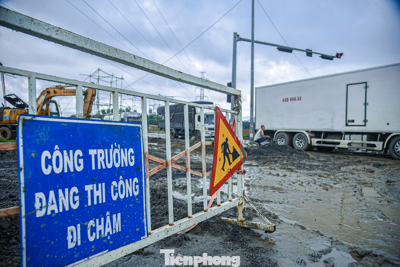 Những ngày mưa, các đoạn đường thi công dang dở trở nên lầy lội, trơn trượt, bùn đất tích tụ làm phương tiện di chuyển khó khăn, tiềm ẩn nguy cơ tai nạn.