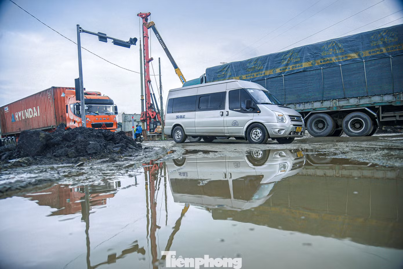 Những ngày mưa, các đoạn đường thi công dang dở trở nên lầy lội, trơn trượt, bùn đất tích tụ làm phương tiện di chuyển khó khăn, tiềm ẩn nguy cơ tai nạn.