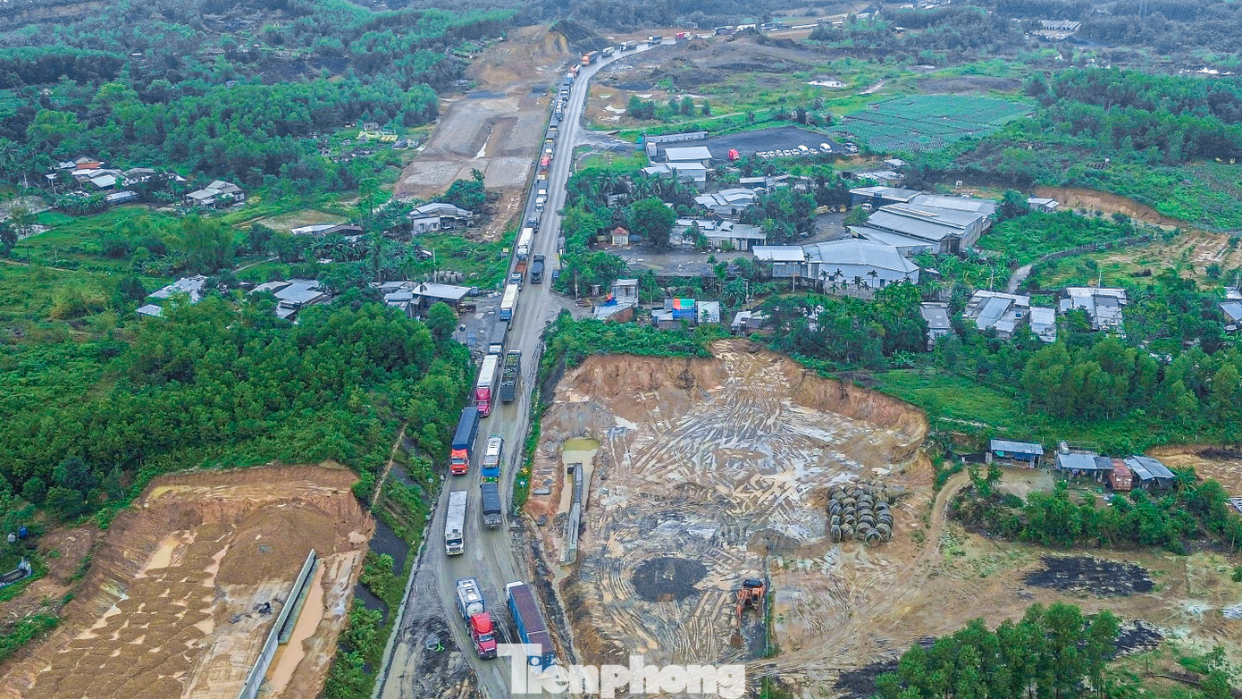 Các phương tiện dừng chờ đèn đỏ phải nối nhau dài hàng cây số ở cả 2 hướng từ Bắc vào và từ Nam ra để di chuyển. Các phương tiện dừng chờ đèn đỏ phải nối nhau dài hàng cây số ở cả 2 hướng từ Bắc vào và từ Nam ra để di chuyển.