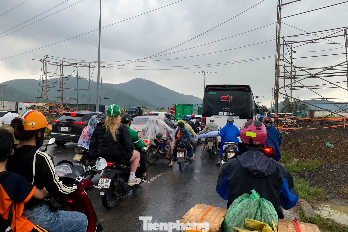 Các phương tiện dừng chờ đèn đỏ phải nối nhau dài hàng cây số ở cả 2 hướng từ Bắc vào và từ Nam ra để di chuyển. Các phương tiện dừng chờ đèn đỏ phải nối nhau dài hàng cây số ở cả 2 hướng từ Bắc vào và từ Nam ra để di chuyển.