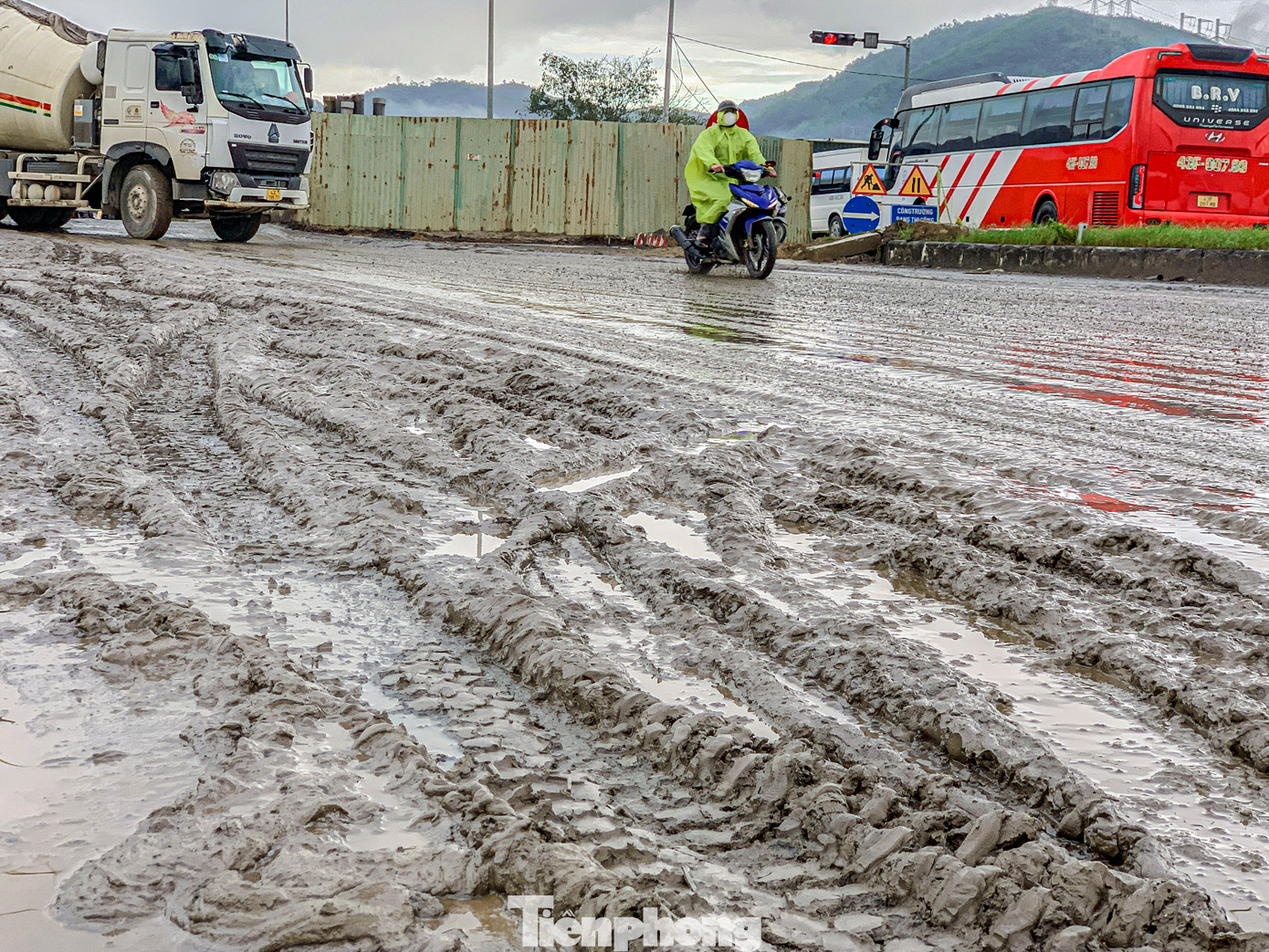 Mưa kéo dài khiến bề mặt đường ngập bùn lầy, việc lưu thông của người dân trở nên khó khăn hơn. Mưa kéo dài khiến bề mặt đường ngập bùn lầy, việc lưu thông của người dân trở nên khó khăn hơn.