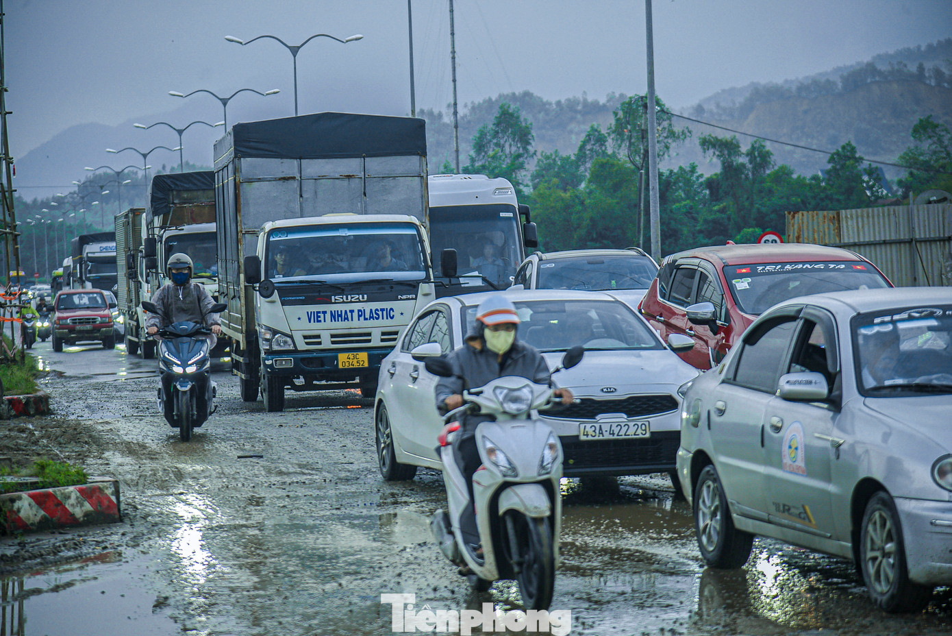 Khu vực nút giao đang thi công hạ tầng cao tốc Hòa Liên - Túy Loan, đoạn qua Đà Nẵng, liên tục rơi vào tình trạng ùn tắc do lưu lượng phương tiện đông đúc. Khu vực nút giao đang thi công hạ tầng cao tốc Hòa Liên - Túy Loan, đoạn qua Đà Nẵng, liên tục rơi vào tình trạng ùn tắc do lưu lượng phương tiện đông đúc.