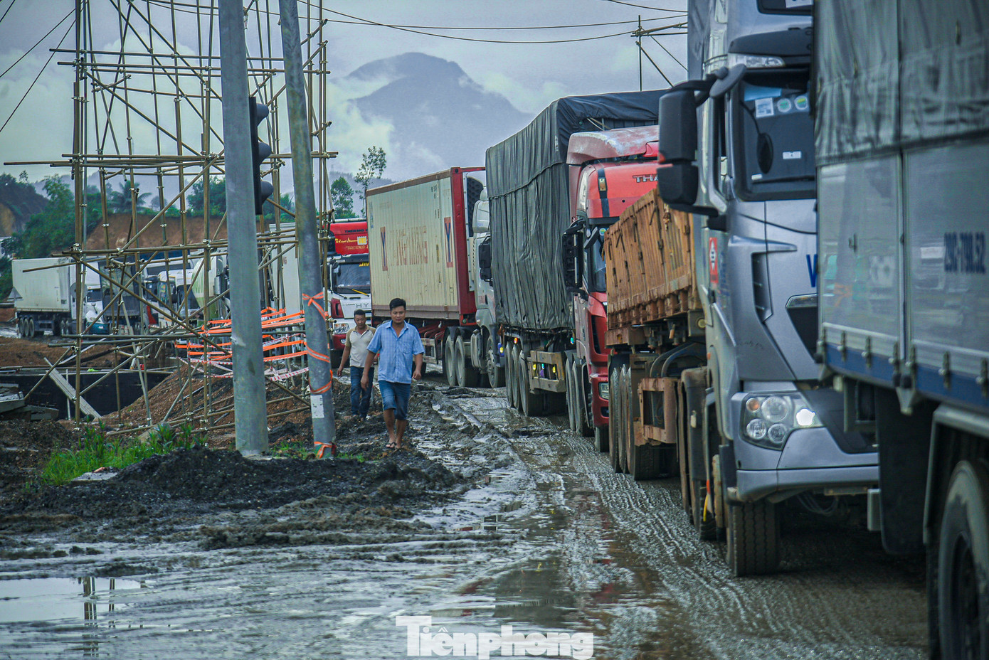 Các phương tiện dừng chờ đèn đỏ phải nối nhau dài hàng cây số ở cả 2 hướng từ Bắc vào và từ Nam ra để di chuyển. Các phương tiện dừng chờ đèn đỏ phải nối nhau dài hàng cây số ở cả 2 hướng từ Bắc vào và từ Nam ra để di chuyển.