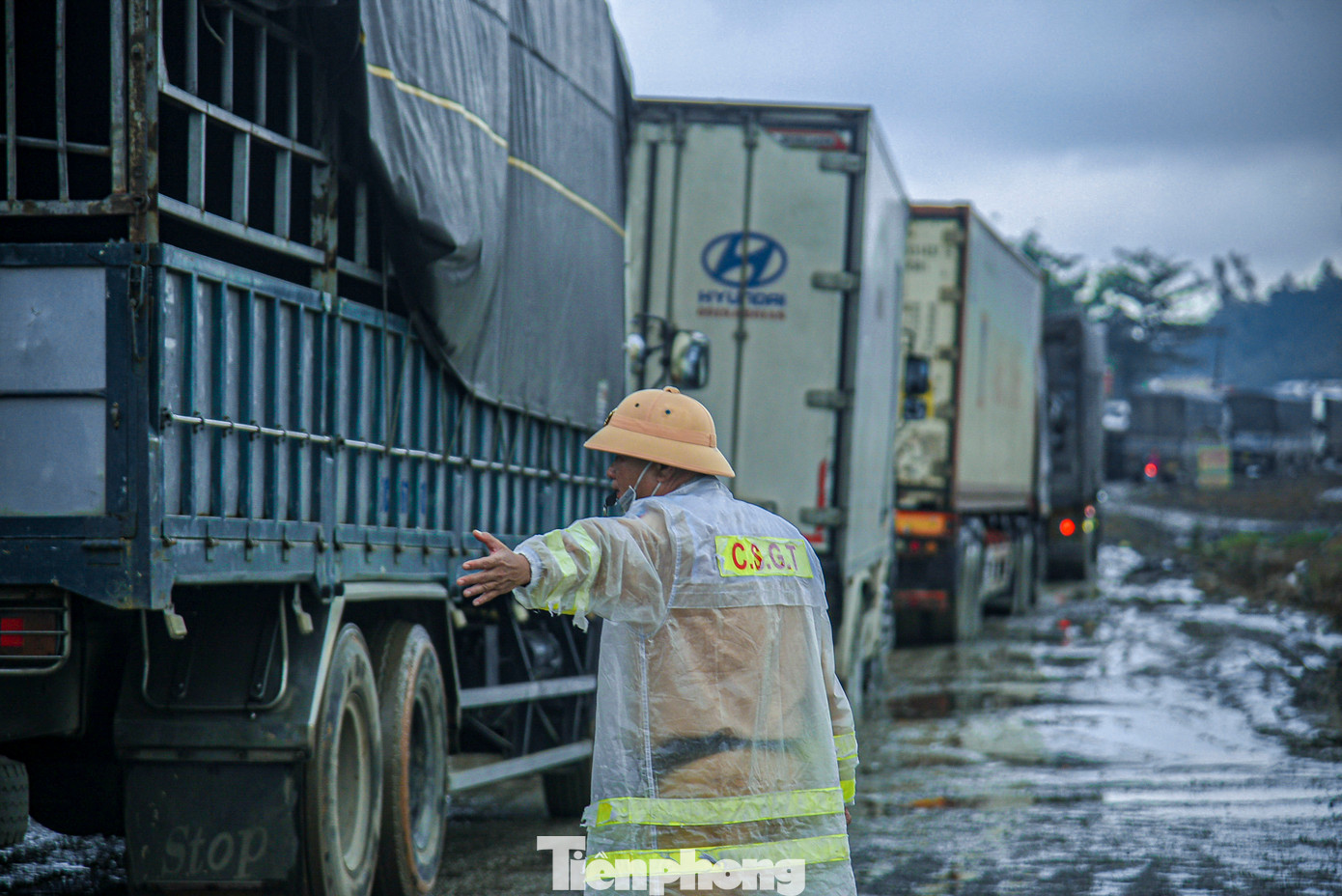 Càng về chiều, lượng xe cộ lưu thông qua đây càng lớn gây ra tình trạng ùn tắc. Lực lượng CSGT đã có mặt tại khu vực này để tiến hành phân luồng giao thông, đảm bảo an toàn cho người và phương tiện. Càng về chiều, lượng xe cộ lưu thông qua đây càng lớn gây ra tình trạng ùn tắc. Lực lượng CSGT đã có mặt tại khu vực này để tiến hành phân luồng giao thông, đảm bảo an toàn cho người và phương tiện.