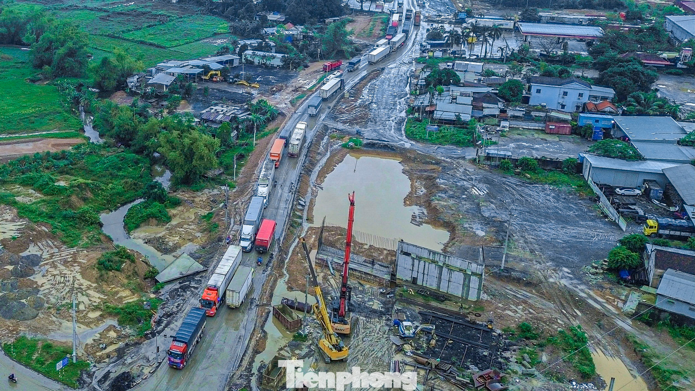 Nút giao giữa đường tránh Nam hầm Hải Vân và đường Hoàng Văn Thái, huyện Hòa Vang, là một trong những điểm có mật độ phương tiện qua lại lớn. Hàng ngày có hàng nghìn xe du lịch, xe tải lớn nhỏ lưu thông qua đây. Nút giao giữa đường tránh Nam hầm Hải Vân và đường Hoàng Văn Thái, huyện Hòa Vang, là một trong những điểm có mật độ phương tiện qua lại lớn. Hàng ngày có hàng nghìn xe du lịch, xe tải lớn nhỏ lưu thông qua đây.