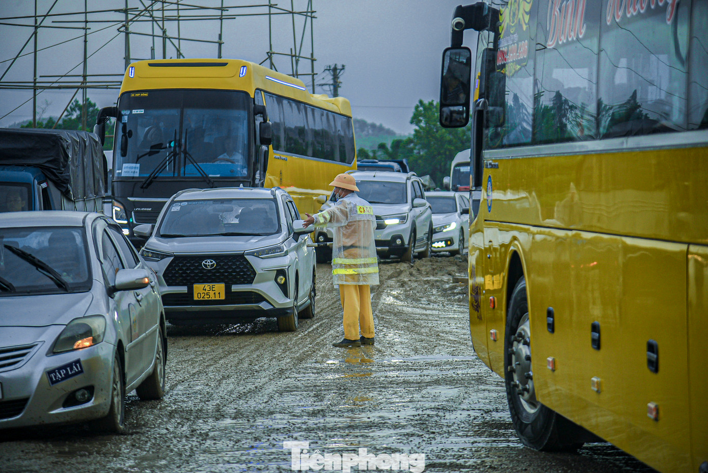 Càng về chiều, lượng xe cộ lưu thông qua đây càng lớn gây ra tình trạng ùn tắc. Lực lượng CSGT đã có mặt tại khu vực này để tiến hành phân luồng giao thông, đảm bảo an toàn cho người và phương tiện. Càng về chiều, lượng xe cộ lưu thông qua đây càng lớn gây ra tình trạng ùn tắc. Lực lượng CSGT đã có mặt tại khu vực này để tiến hành phân luồng giao thông, đảm bảo an toàn cho người và phương tiện.
