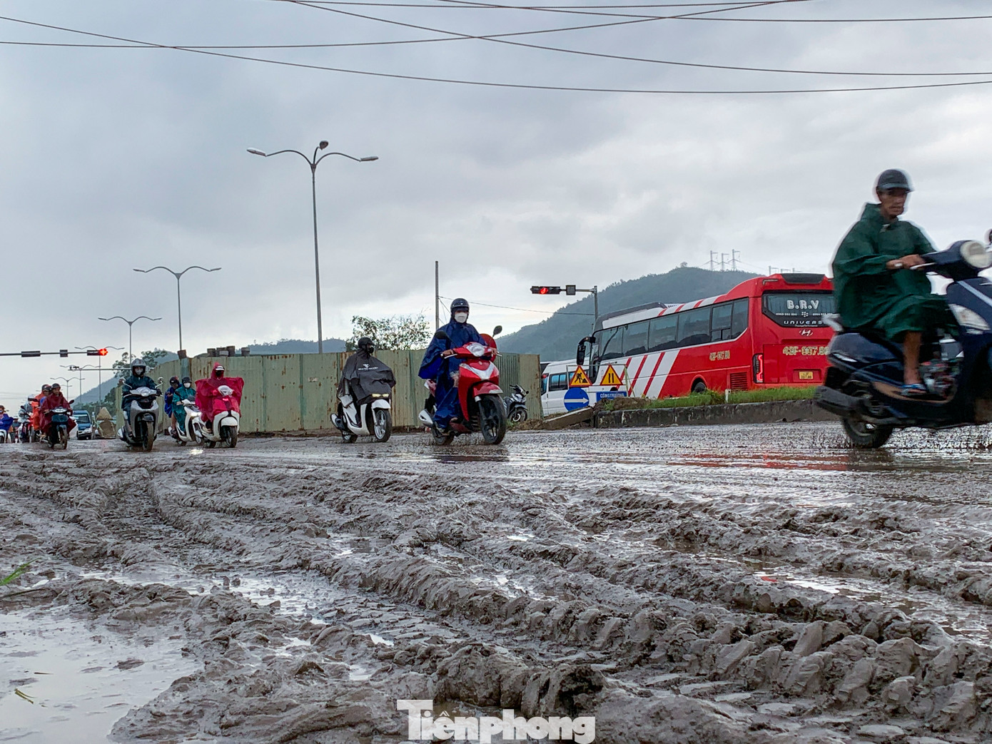 Mưa kéo dài khiến bề mặt đường ngập bùn lầy, việc lưu thông của người dân trở nên khó khăn hơn. Mưa kéo dài khiến bề mặt đường ngập bùn lầy, việc lưu thông của người dân trở nên khó khăn hơn.