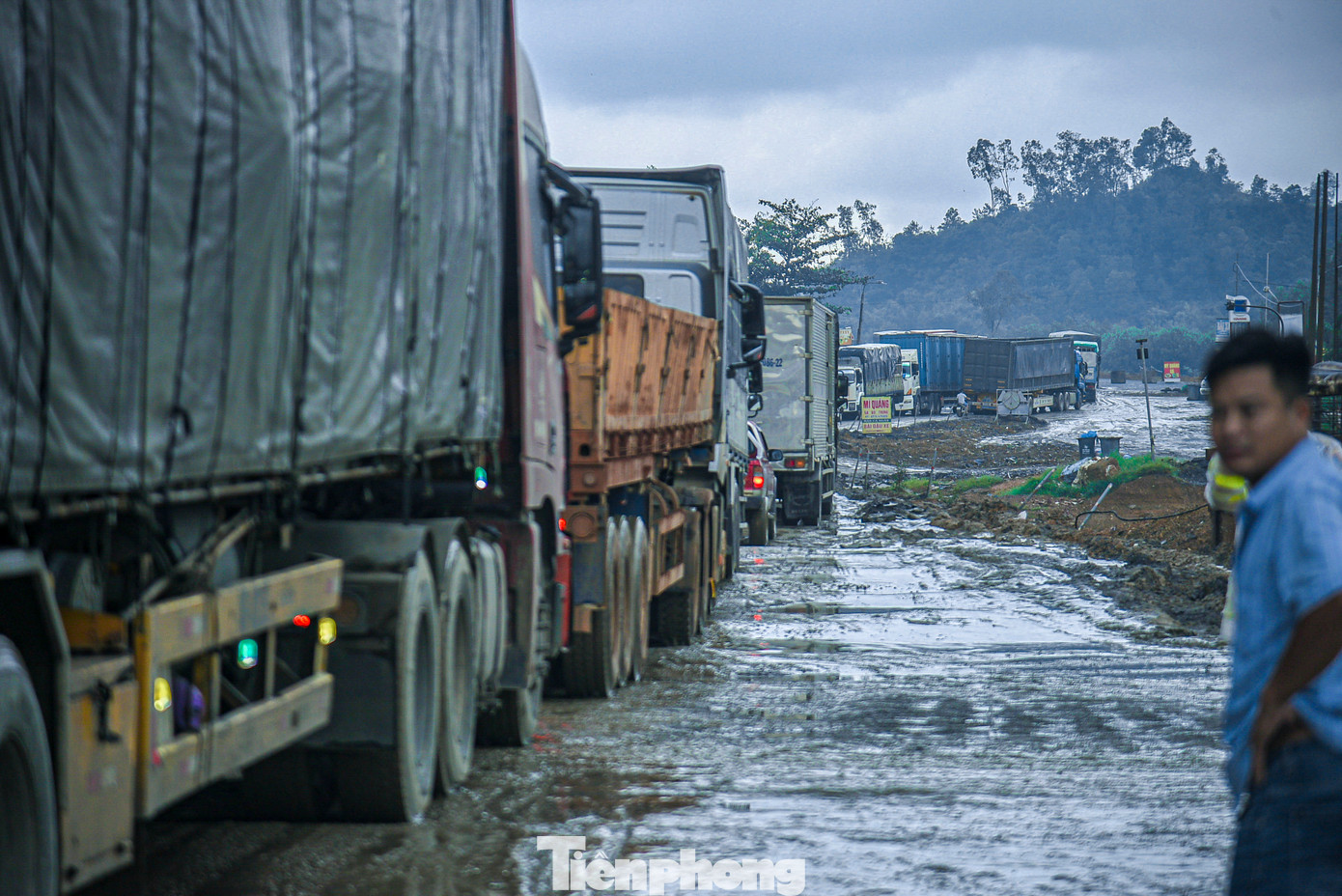Ông Nguyễn Hòa, một người dân lưu thông qua đoạn đường này cho hay, mưa lớn nhiều ngày qua khiến đoạn đường này bùn lầy, một phần do lượng xe lưu thông lớn khiến việc di chuyển gặp rất nhiều khó khăn. “Hàng ngày, có hàng nghìn phương tiện lưu thông trên tuyến đường này gây ra ùn tắc, nhất là vào chiều tối. Xe tải lớn nhỏ chiếm hết phần đường, gây nguy hiểm và cản trở việc đi lại,” ông Hòa chia sẻ. Ông Nguyễn Hòa, một người dân lưu thông qua đoạn đường này cho hay, mưa lớn nhiều ngày qua khiến đoạn đường này bùn lầy, một phần do lượng xe lưu thông lớn khiến việc di chuyển gặp rất nhiều khó khăn. “Hàng ngày, có hàng nghìn phương tiện lưu thông trên tuyến đường này gây ra ùn tắc, nhất là vào chiều tối. Xe tải lớn nhỏ chiếm hết phần đường, gây nguy hiểm và cản trở việc đi lại,” ông Hòa chia sẻ.