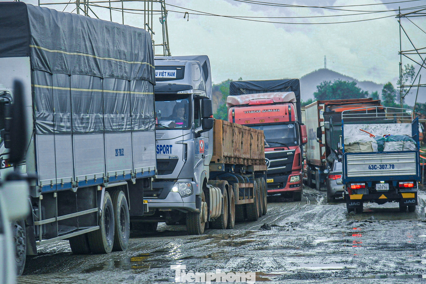 Càng về chiều, lượng xe cộ lưu thông qua đây càng lớn gây ra tình trạng ùn tắc. Lực lượng CSGT đã có mặt tại khu vực này để tiến hành phân luồng giao thông, đảm bảo an toàn cho người và phương tiện. Càng về chiều, lượng xe cộ lưu thông qua đây càng lớn gây ra tình trạng ùn tắc. Lực lượng CSGT đã có mặt tại khu vực này để tiến hành phân luồng giao thông, đảm bảo an toàn cho người và phương tiện.