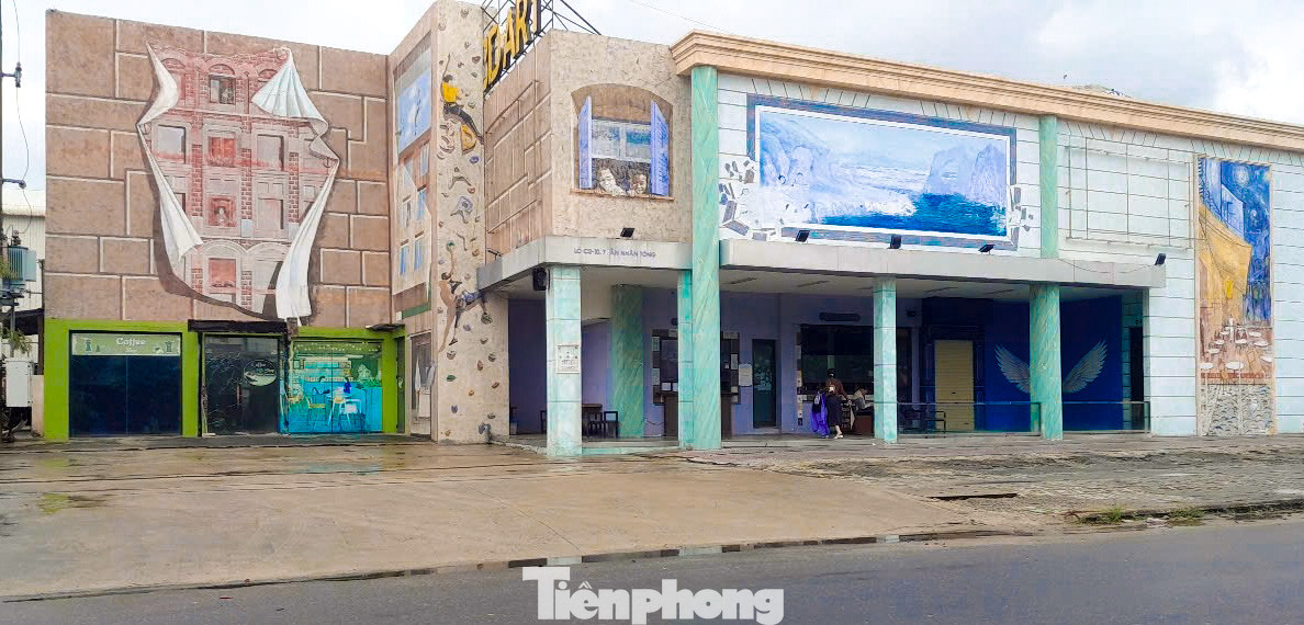 Tọa lạc trên đường Trần Nhân Tông, quận Sơn Trà, bảo tàng tranh 3D là bảo tàng có quy mô lớn nhất Việt Nam và là nơi duy nhất ở Đà Nẵng trưng bày loại hình nghệ thuật này. Công trình gồm 2 tầng với tổng diện tích 4.000 m2, được chia thành 9 khu vực theo 9 chủ đề và màu sắc khác nhau.