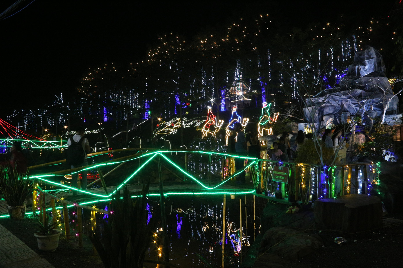 Năm nay nhà thờ Phú Hạ lên đèn sớm hơn mọi năm và bài trí rất nhiều vật phẩm khiến cả con đường rực rỡ, lung linh.