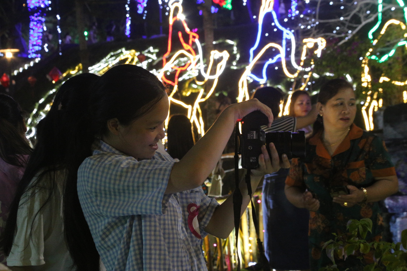 Theo ghi nhận, tại nhà thờ giáo xứ Phú Hạ (huyện Hòa Vang, thành phố Đà Nẵng) không khí Noel đã rộn ràng khắp các nẻo đường, dòng người đổ về đây để vui chơi, chụp ảnh.