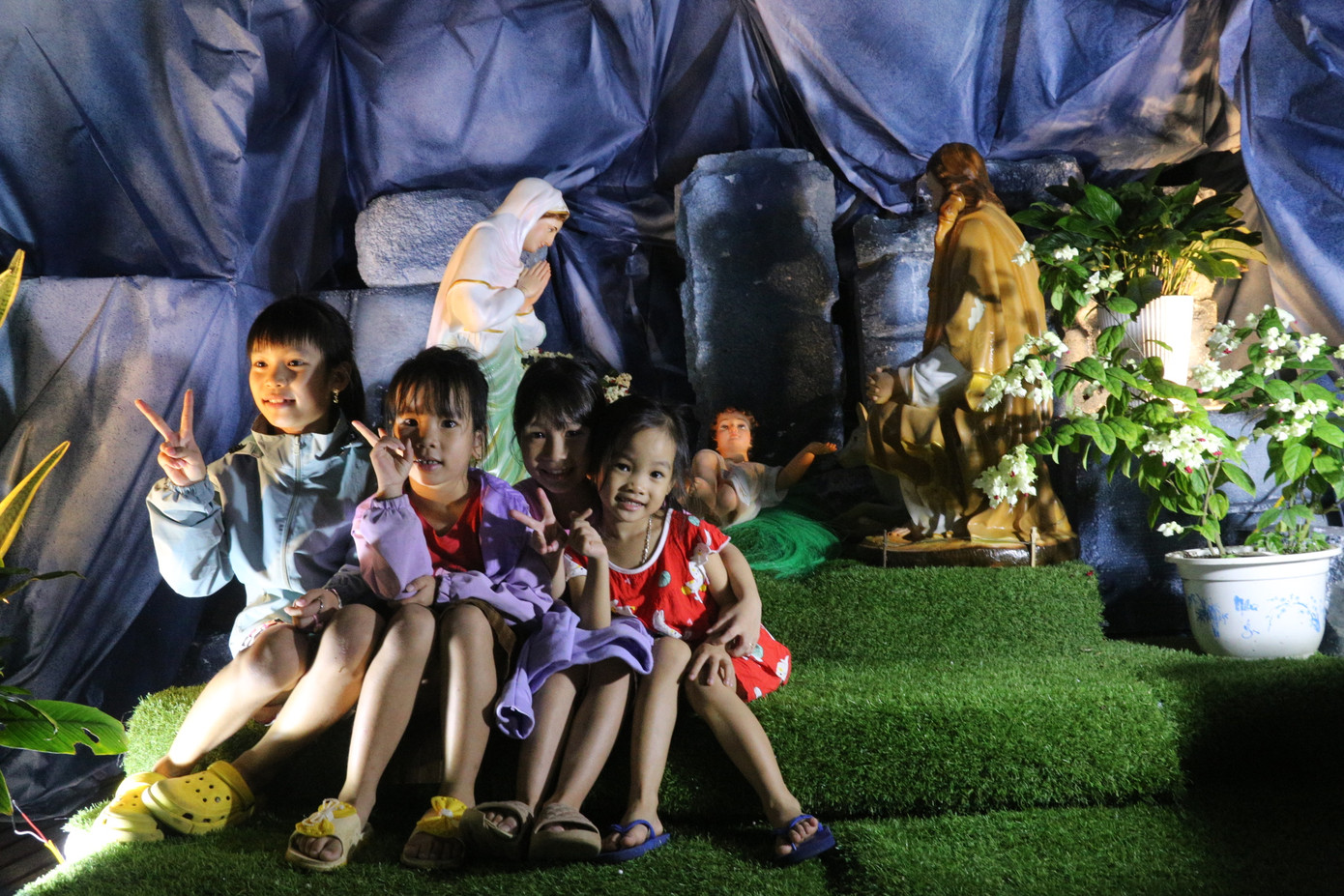 Nhiều trẻ em được gia đình đưa đi chụp ảnh, vui chơi Giáng sinh sớm.