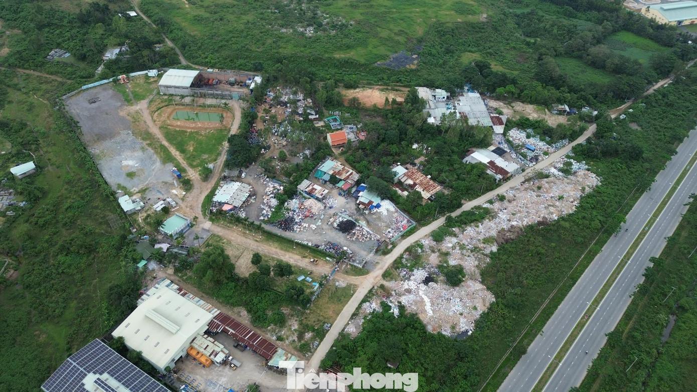 Lãnh đạo UBND phường Hoà Khánh Nam (quận Liên Chiểu, TP. Đà Nẵng) cho biết: Bãi xà bần không có chủ, mà có thể do người dân đổ bậy lâu ngày hình thành. Chủ trương của phường là chỉ có bãi rác Khánh Sơn mới được tiếp nhận xà bần. Nói về cách xử lý tình trạng này, lãnh đạo UBND phường Hòa Khánh Nam cho hay, phường sẽ liên hệ, làm việc với đơn vị quản lý bãi rác bãi rác Khánh Sơn nằm ngay trên địa bàn phường để tiếp nhận số xà bần nói trên. Lãnh đạo UBND phường Hoà Khánh Nam (quận Liên Chiểu, TP. Đà Nẵng) cho biết: Bãi xà bần không có chủ, mà có thể do người dân đổ bậy lâu ngày hình thành. Chủ trương của phường là chỉ có bãi rác Khánh Sơn mới được tiếp nhận xà bần. Nói về cách xử lý tình trạng này, lãnh đạo UBND phường Hòa Khánh Nam cho hay, phường sẽ liên hệ, làm việc với đơn vị quản lý bãi rác bãi rác Khánh Sơn nằm ngay trên địa bàn phường để tiếp nhận số xà bần nói trên.