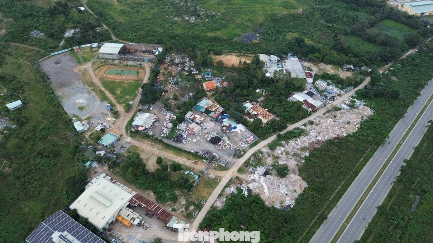 Lãnh đạo UBND phường Hoà Khánh Nam (quận Liên Chiểu, TP. Đà Nẵng) cho biết: Bãi xà bần không có chủ, mà có thể do người dân đổ bậy lâu ngày hình thành. Chủ trương của phường là chỉ có bãi rác Khánh Sơn mới được tiếp nhận xà bần. Nói về cách xử lý tình trạng này, lãnh đạo UBND phường Hòa Khánh Nam cho hay, phường sẽ liên hệ, làm việc với đơn vị quản lý bãi rác bãi rác Khánh Sơn nằm ngay trên địa bàn phường để tiếp nhận số xà bần nói trên.