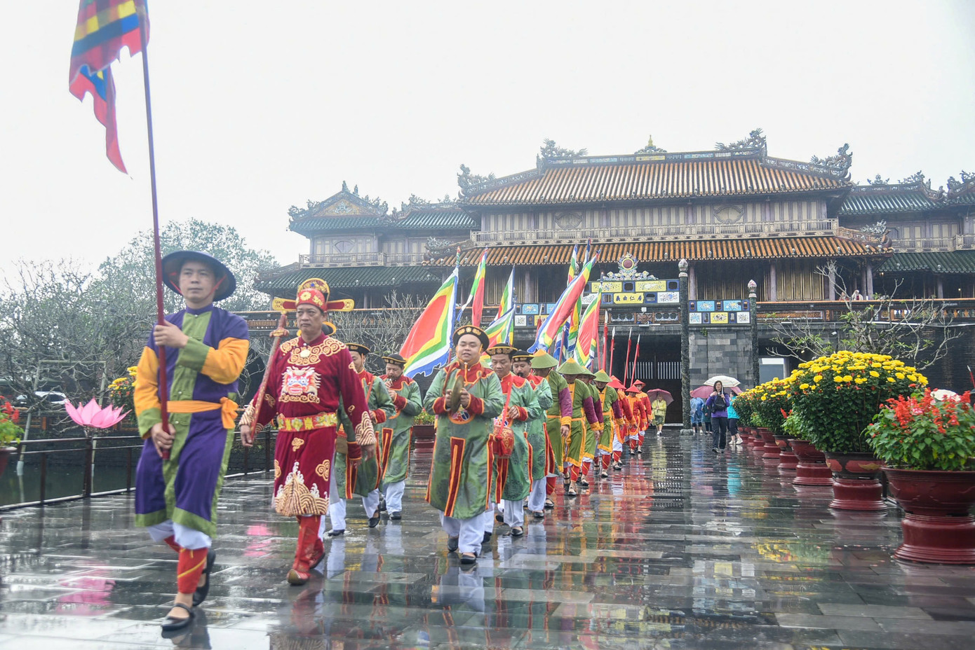 Các chương trình đặc sắc, hấp dẫn như lễ Đổi gác, biểu diễn võ thuật và chương trình tấu đại nhạc… đã thu hút nhiều người trong ngày mùng 1 Tết.