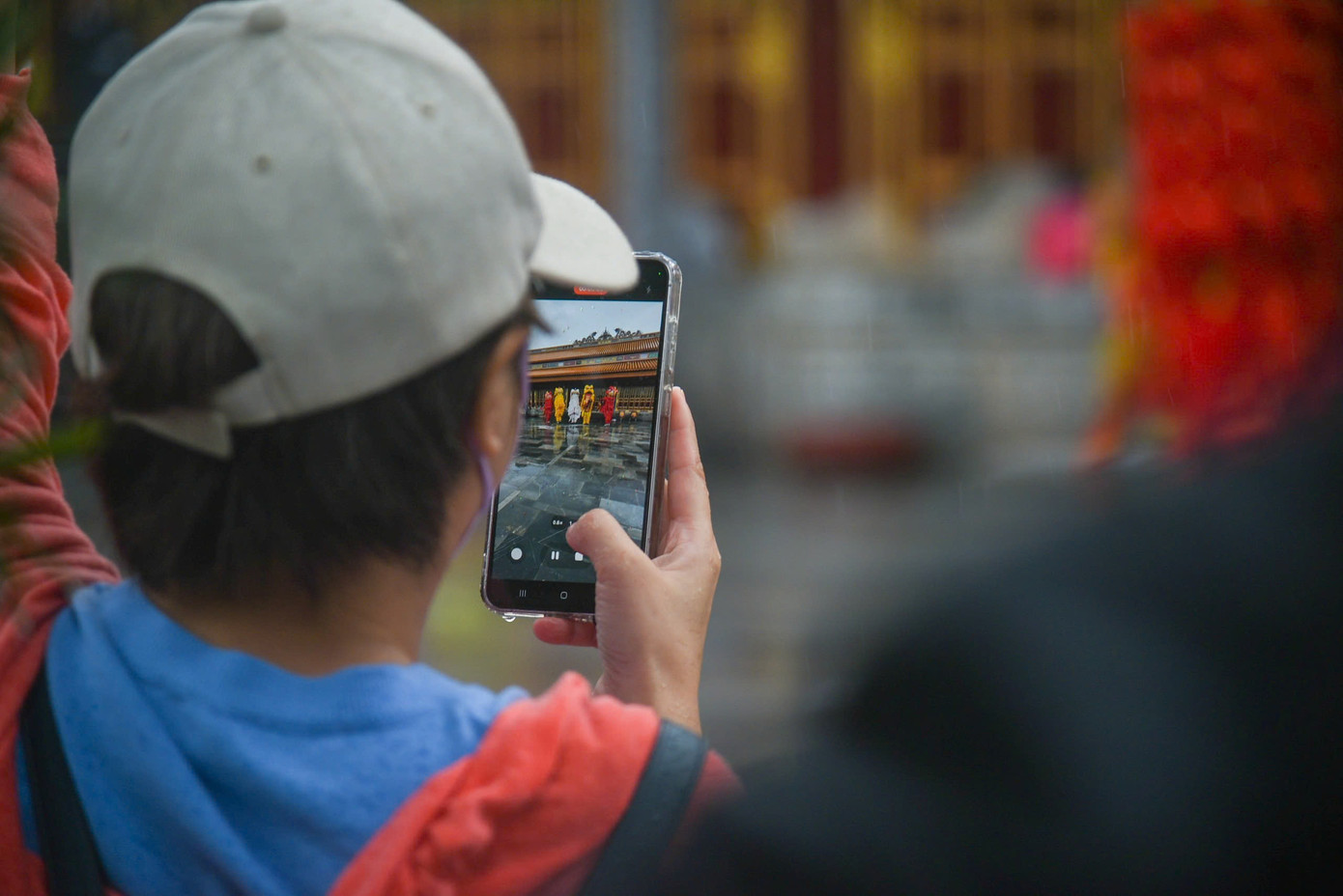 Nhiều du khách thích thú ghi lại những khoảnh khắc khi lần đầu ăn Tết tại Việt Nam.