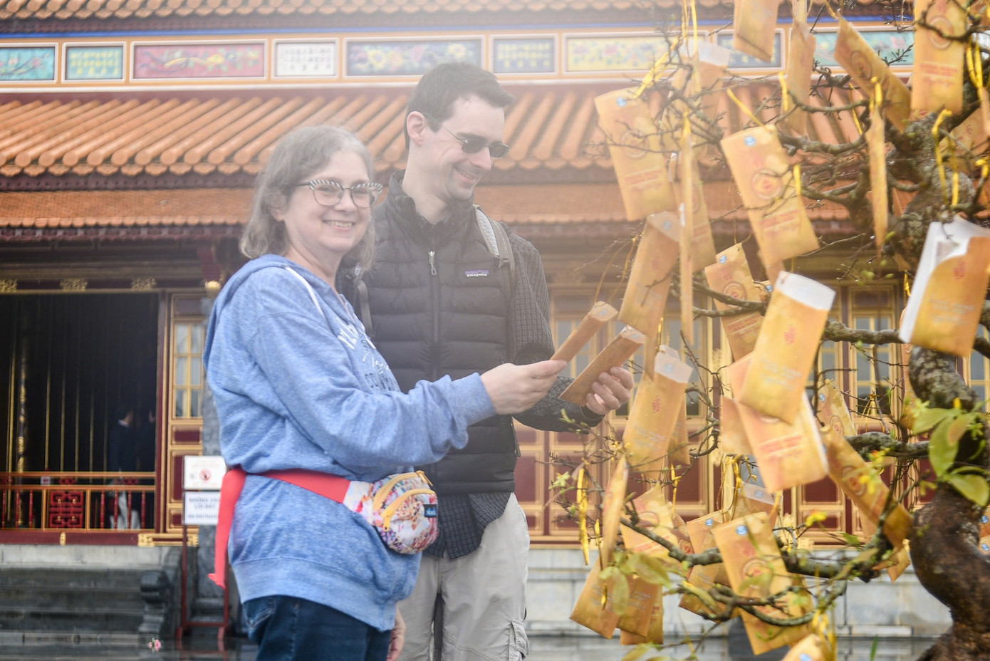 Du khách nước ngoài thích thú, hào hứng khi được hái lộc đầu năm mới.