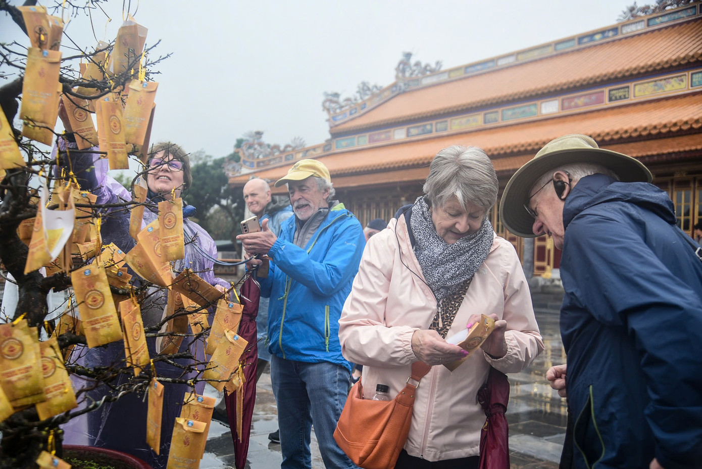 Du khách nước ngoài thích thú, hào hứng khi được hái lộc đầu năm mới.