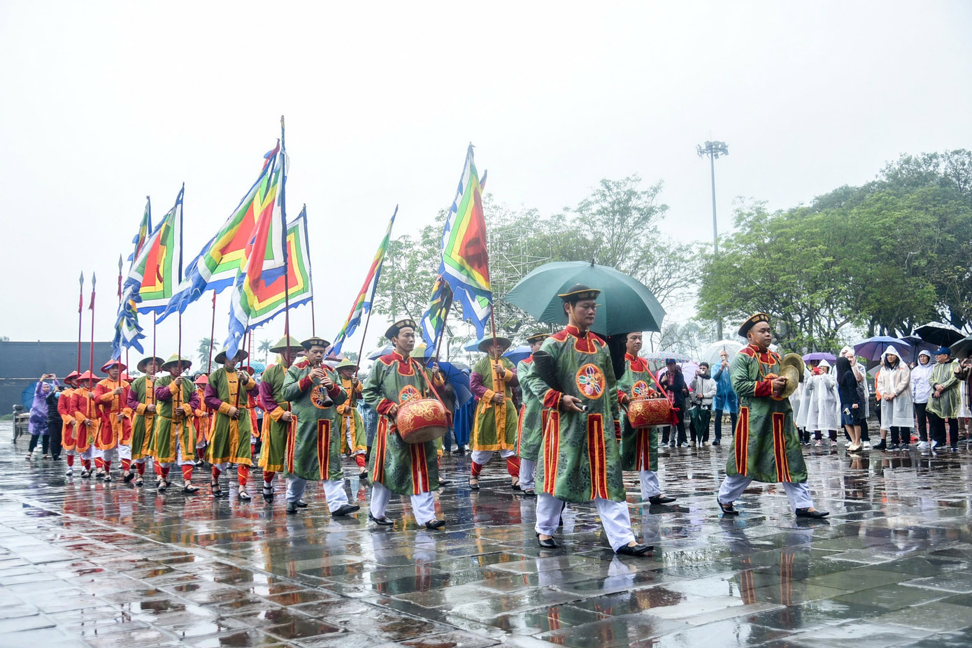 Các chương trình đặc sắc, hấp dẫn như lễ Đổi gác, biểu diễn võ thuật và chương trình tấu đại nhạc… đã thu hút nhiều người trong ngày mùng 1 Tết.