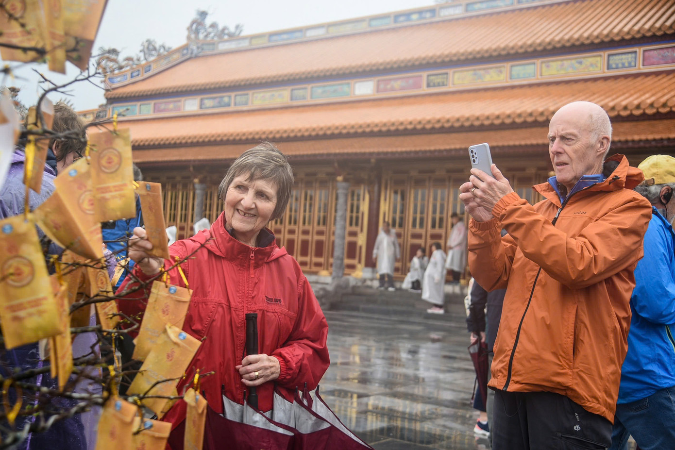 Du khách nước ngoài thích thú, hào hứng khi được hái lộc đầu năm mới.