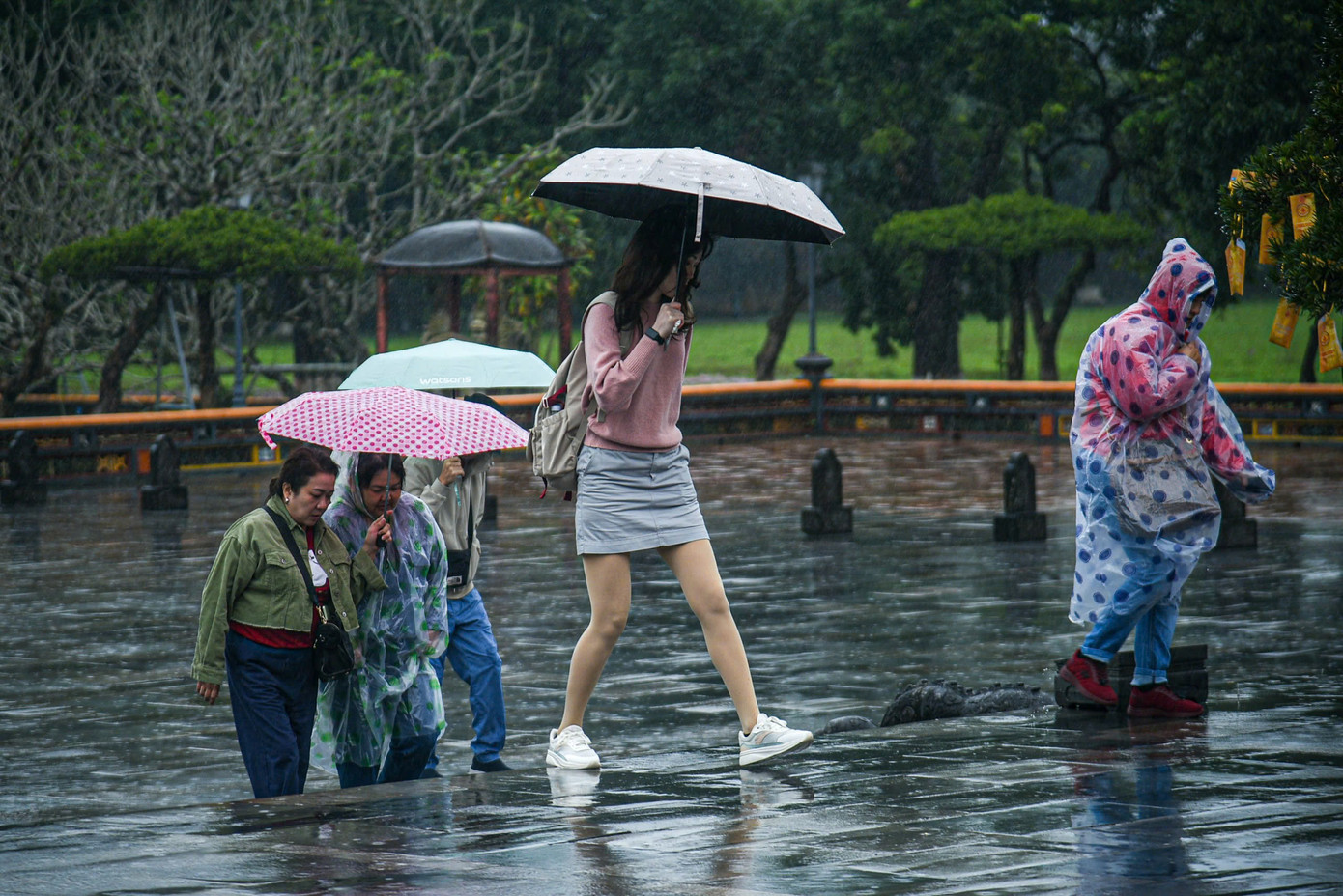 Dù thời tiết có mưa, nhưng nhiều người vẫn đến Đại nội Huế tham quan, hái lộc đầu năm.