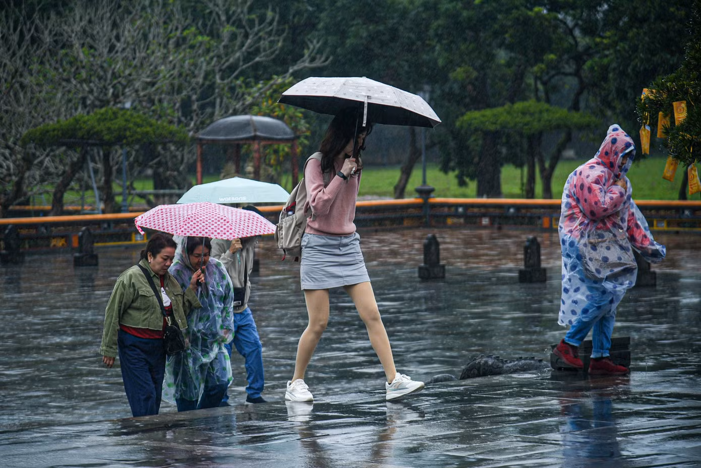 Dù thời tiết có mưa, nhưng nhiều người vẫn đến Đại nội Huế tham quan, hái lộc đầu năm.