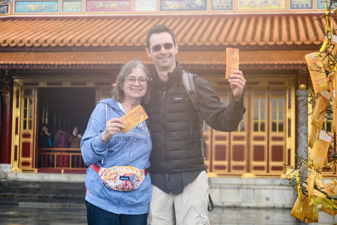 Những phong bao lì xì chứa câu đối chúc Tết, thư pháp, tiền mừng tuổi và những lời chúc mừng năm mới.