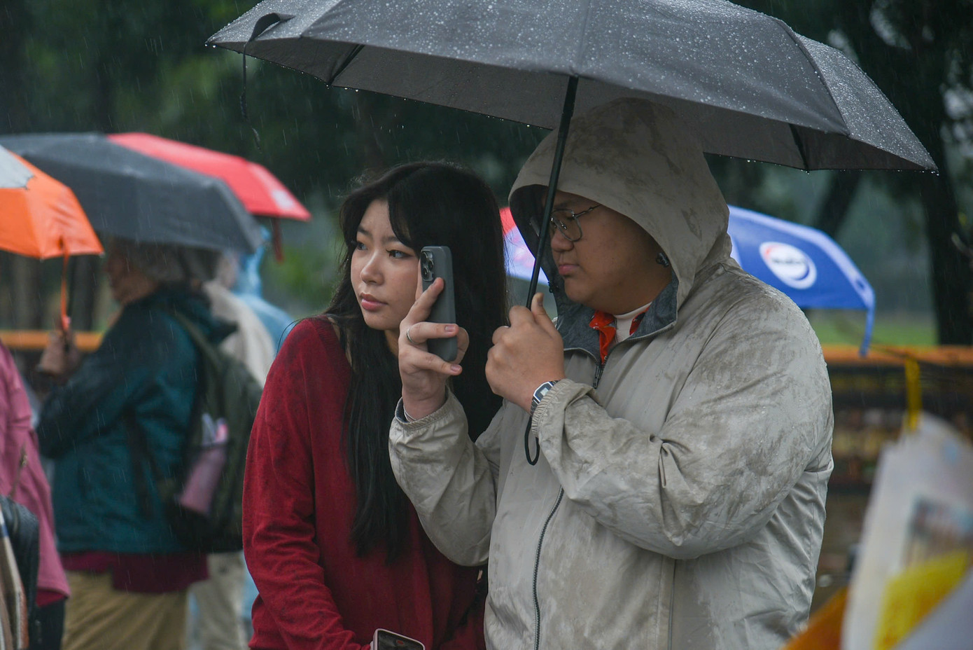 Nhiều du khách thích thú ghi lại những khoảnh khắc khi lần đầu ăn Tết tại Việt Nam.