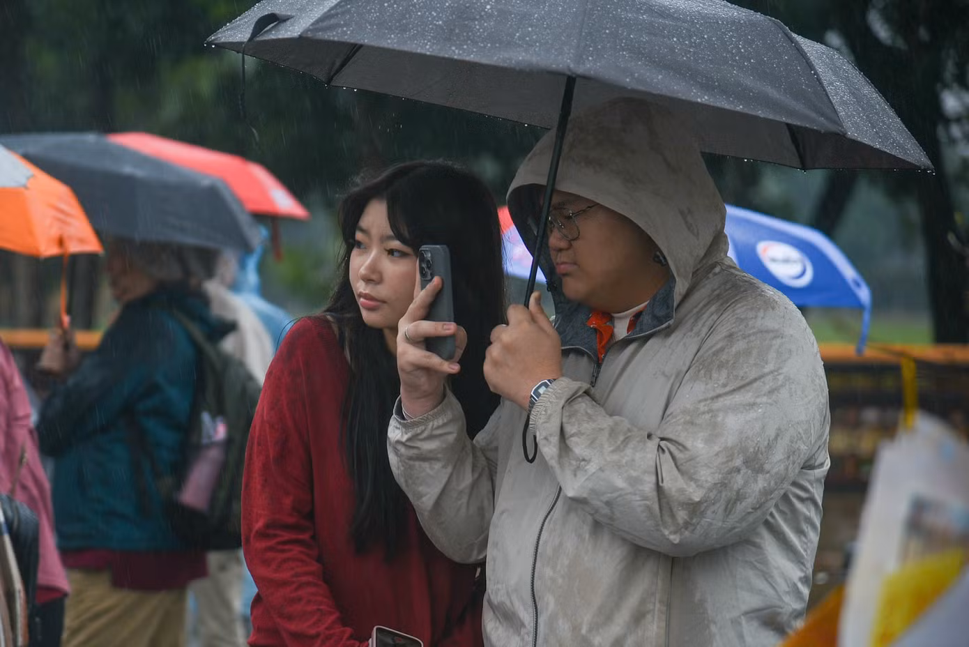 Nhiều du khách thích thú ghi lại những khoảnh khắc khi lần đầu ăn Tết tại Việt Nam.