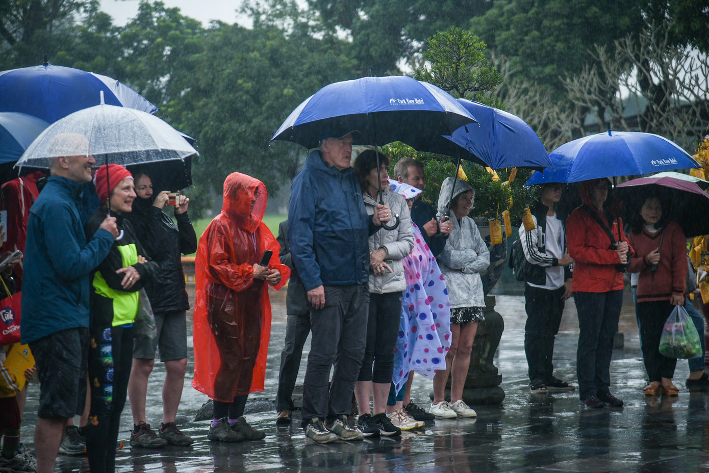 Dù thời tiết có mưa, nhưng nhiều người vẫn đến Đại nội Huế tham quan, hái lộc đầu năm.