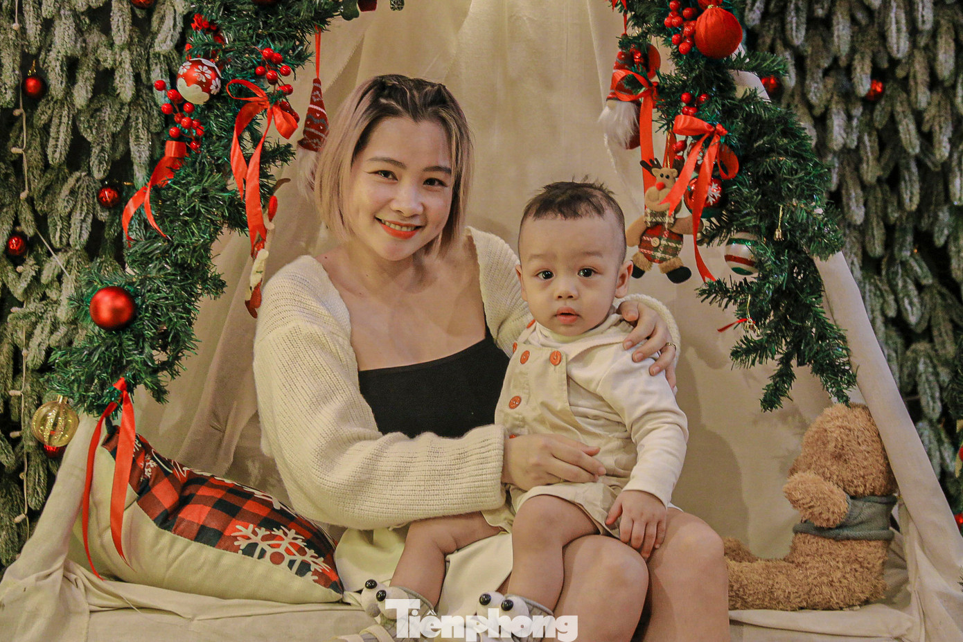 Nhiều em nhỏ thích thú khi được bố mẹ dẫn đi vui chơi Noel sớm.