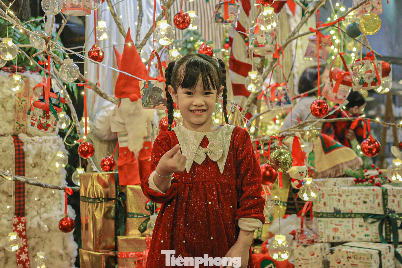 Nhiều người tranh thủ check-in Giáng sinh sớm. Nhiều người tranh thủ check-in Giáng sinh sớm.