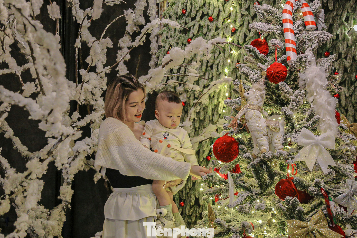 Nhiều em nhỏ thích thú khi được bố mẹ dẫn đi vui chơi Noel sớm.